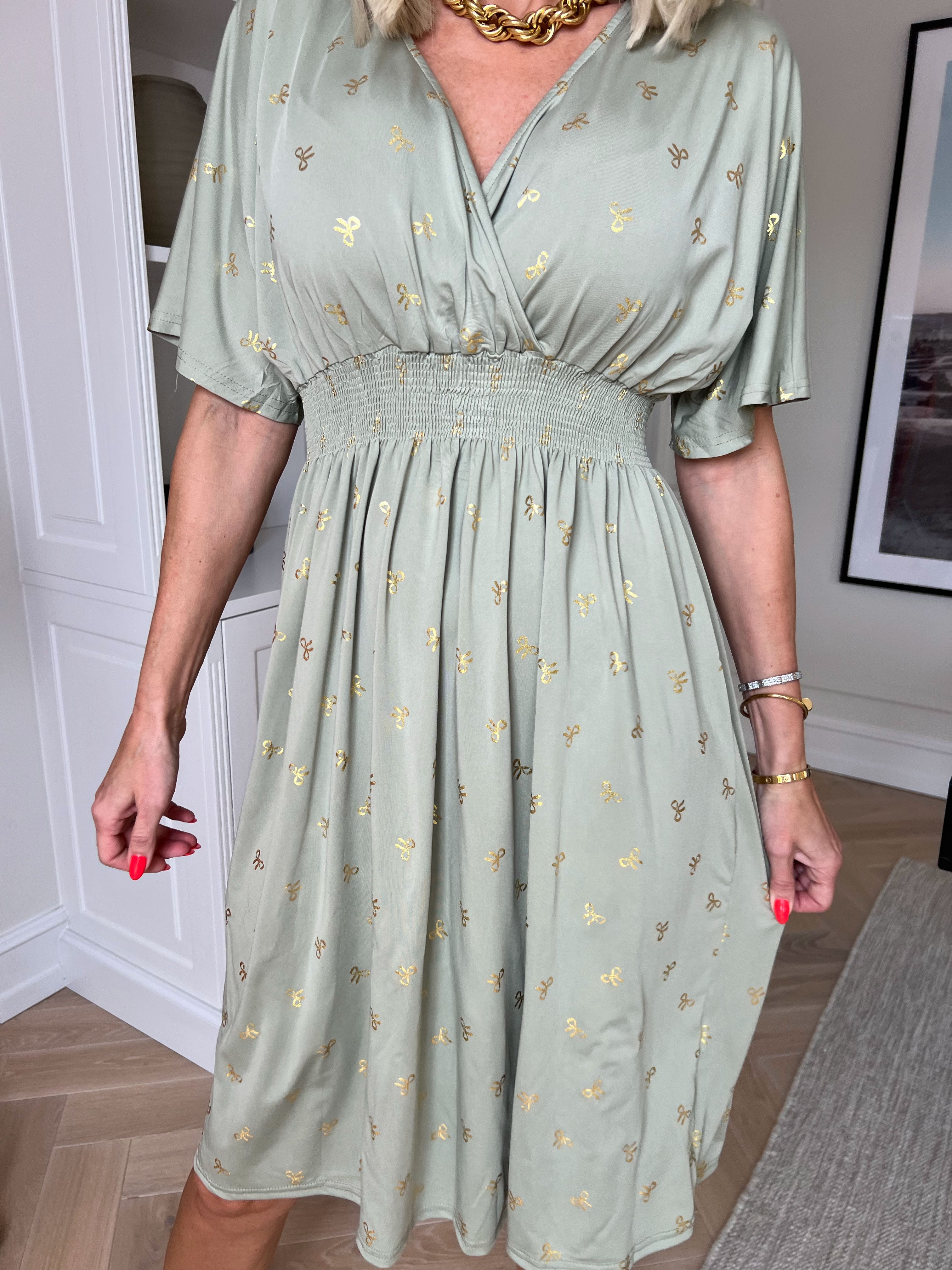 Pams Gold Bow Short - Elastisk kjole med smock i livet og fine guld sløjfer